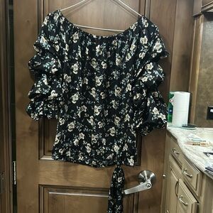 NWT Vince Camuto Floral Top Size Petite Medium.
